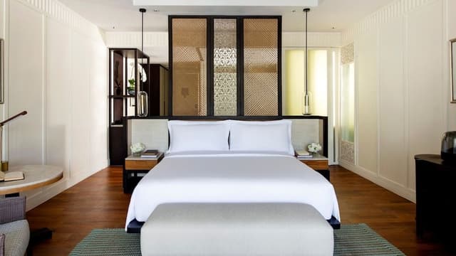 Suite, 1 King Bed (Private Garden)