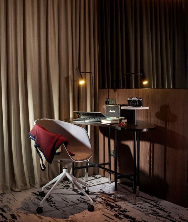 WOLO Suite with window