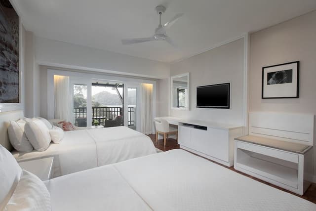 Room, 2 Twin Beds, Partial Ocean View
