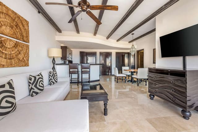 1 BEDROOM 1 KING POOL VIEW SUITE WITH BALCONY