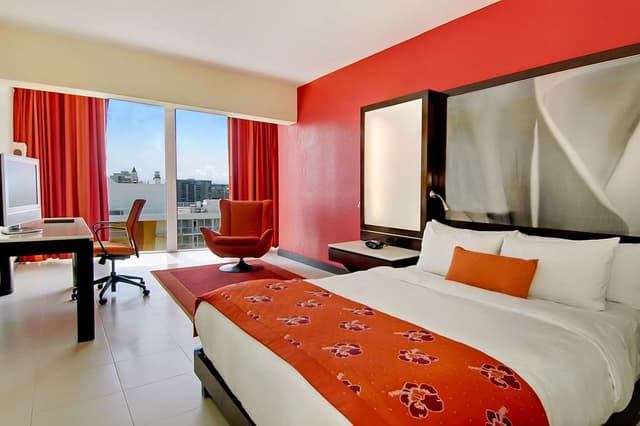 BAY VIEW-LARGE BALCONY-1 KING BED
