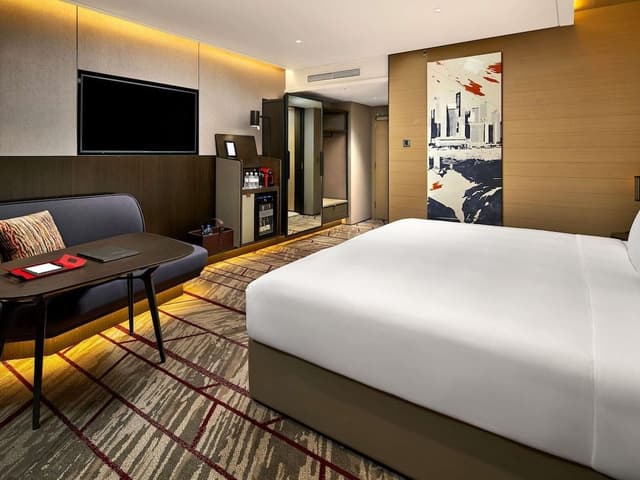 Premier Room, 1 King Plus, Balcony, City View