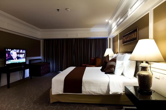 Deluxe King Room, Balcony, Pool View