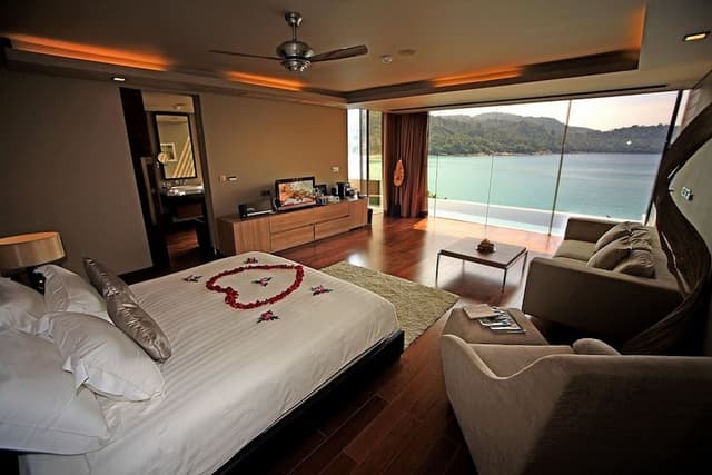 Grand Private Pool Suite