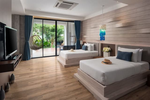 Premium Pool View with Bathtub - Double