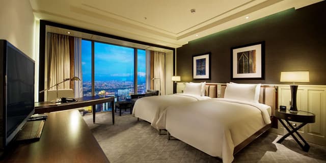 KING AMBASSADOR SUITE WITH LOUNGE ACCESS