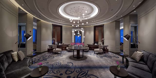 KING AMBASSADOR SUITE WITH LOUNGE ACCESS