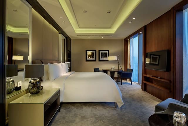 KING AMBASSADOR SUITE WITH LOUNGE ACCESS