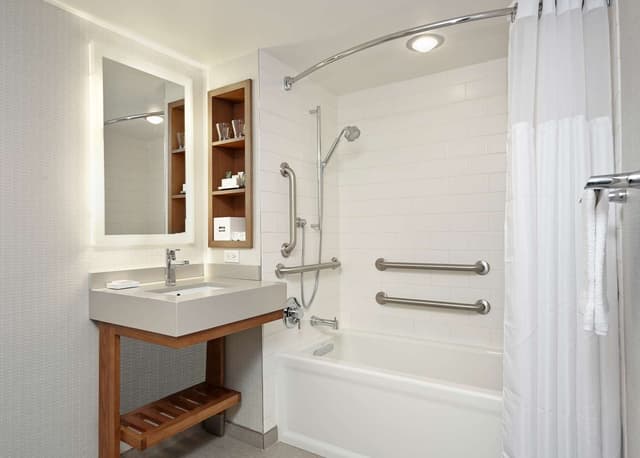 URBAN 1 KING MOBILITY ACCESS BATHTUB