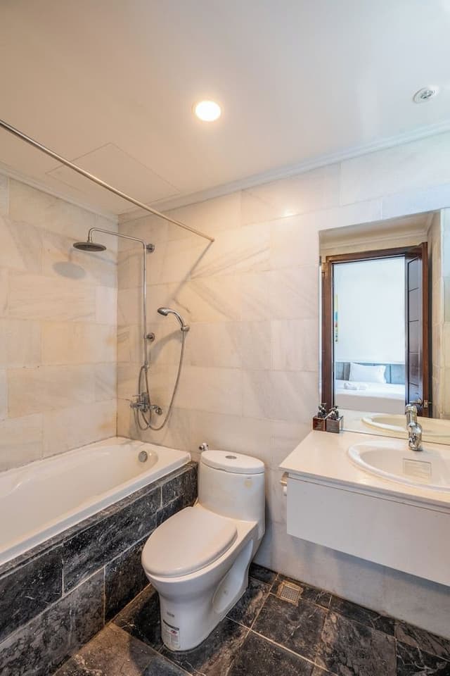 Deluxe Twin Room, Bathtub, City View