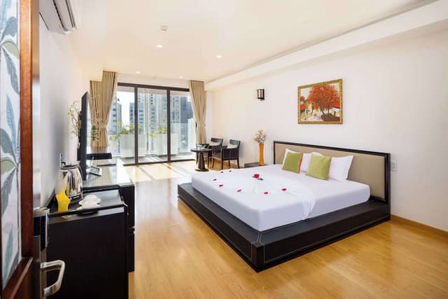 Senior Double Room, 1 King Bed, Balcony, City View