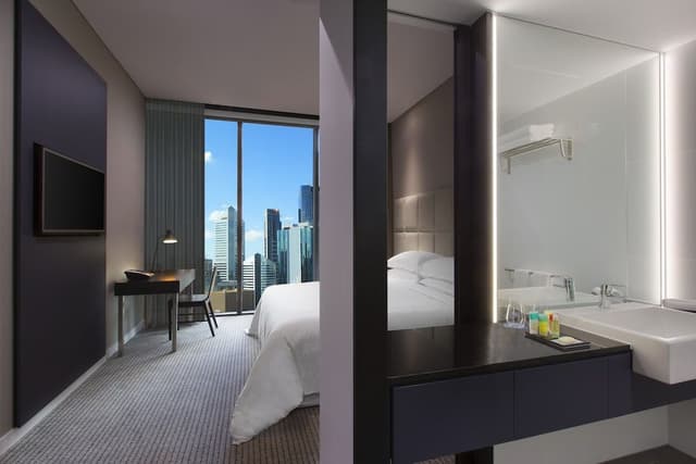 Deluxe Room, 1 King Bed, City View