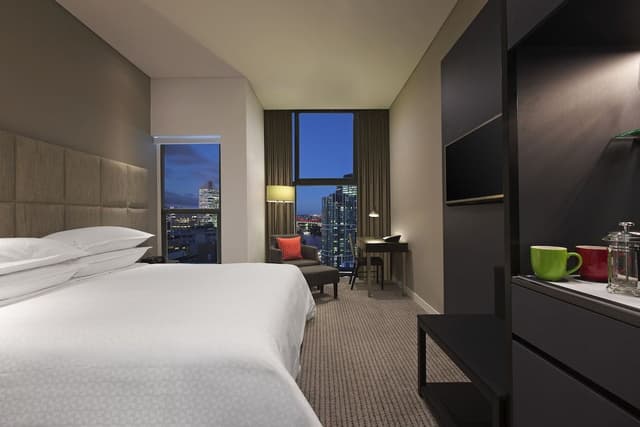 Deluxe Room, 1 King Bed, City View