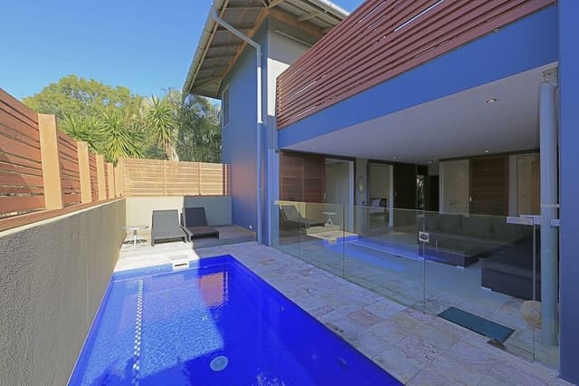 Three Bedroom Beach Home Apartment with Pool