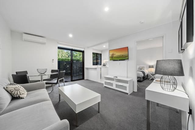 One Bedroom Apartment with Queen + 1 Single