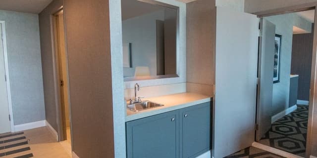 AUGUSTUS TOWER , DELUXE SUITE 2 BED