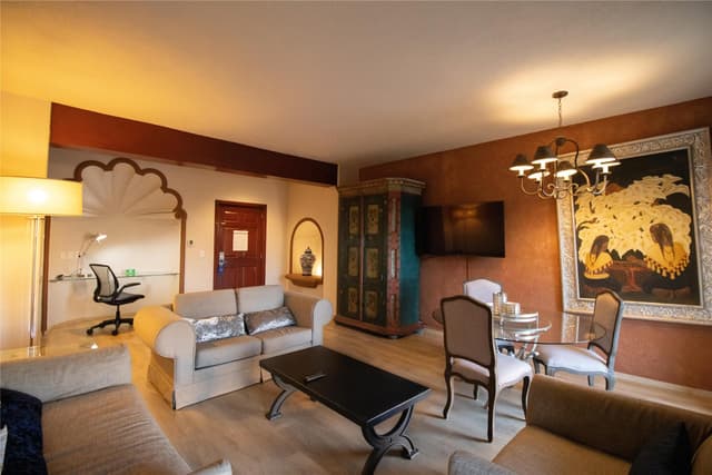 1 KING BED JUNIOR SUITE