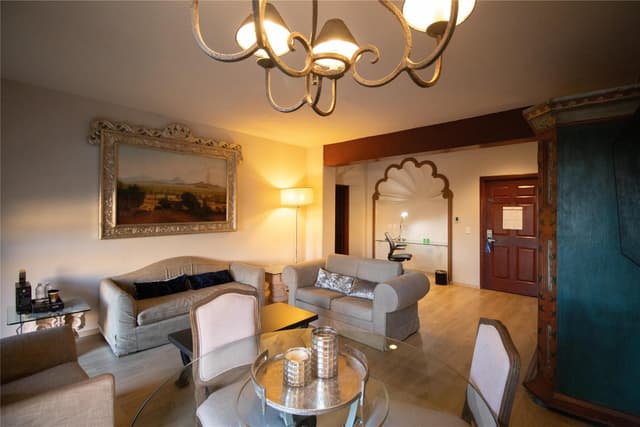 1 KING BED JUNIOR SUITE