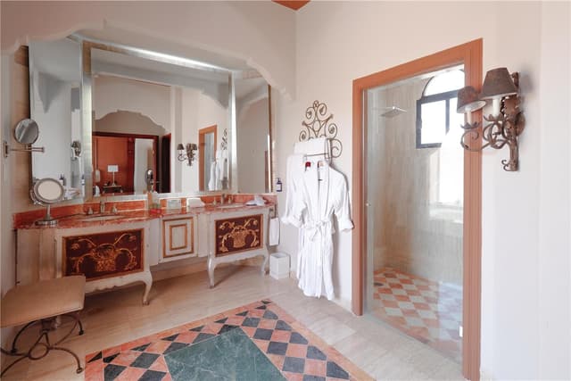 1 KING BED 2 BEDROOMS PRESIDENTIAL SUITE