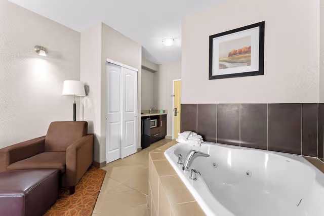 Standard Room, 1 King Bed, Non Smoking, Jetted Tub