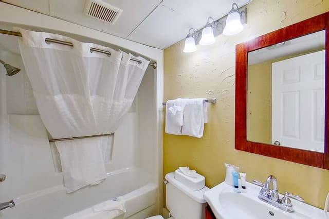 Room (Studio, King Bed, Partial Ocean View)