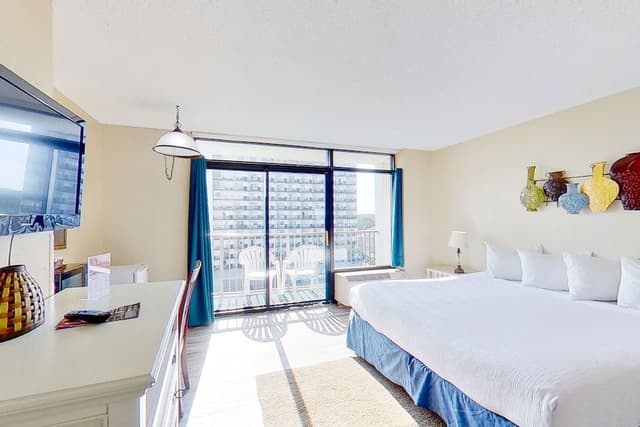 Room (Studio, King Bed, Partial Ocean View)
