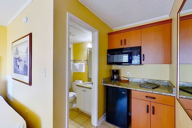Room (Studio, Partial Ocean View)
