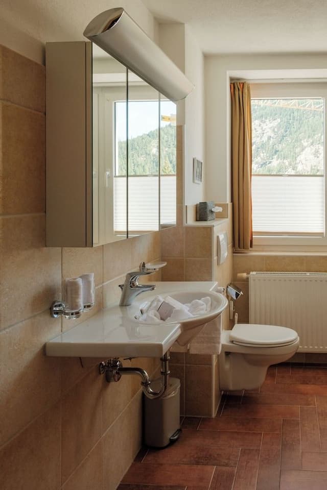 Superior Double Room, Ensuite, Mountain View