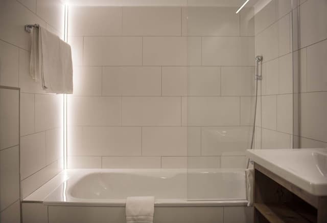 Superior Studio, Bathtub
