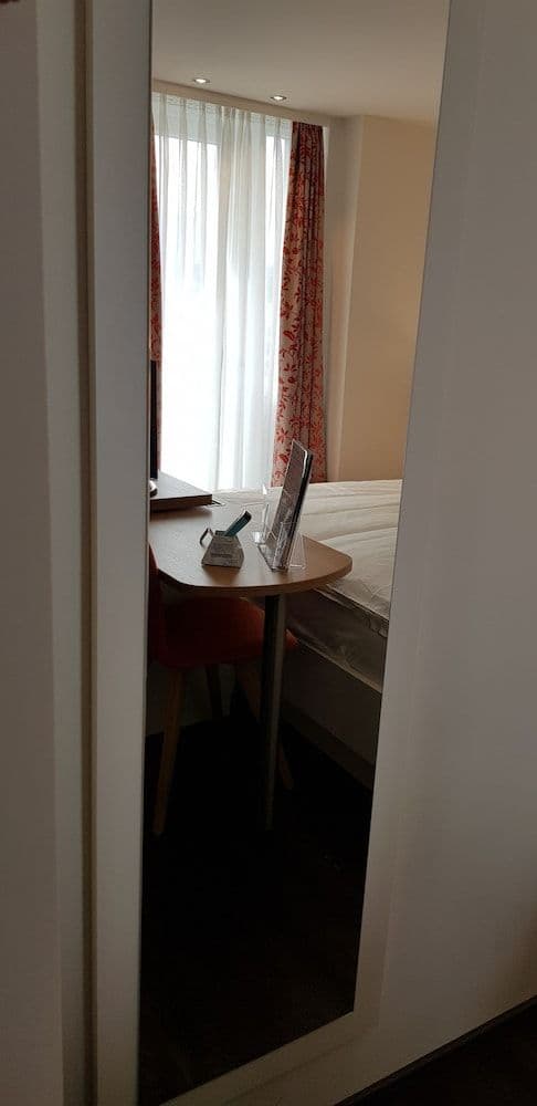 Single Room, 1 Queen Bed