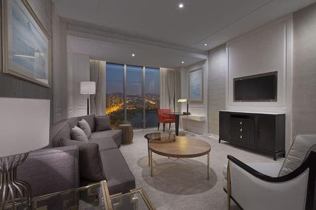 Club Suite, 1 King Bed, Lake View