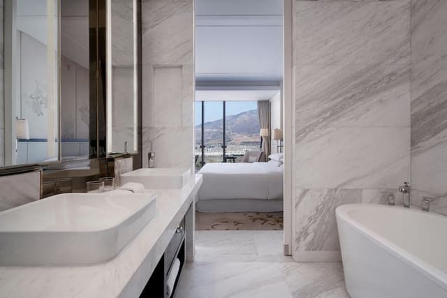 Club Suite, 1 King Bed, Lake View