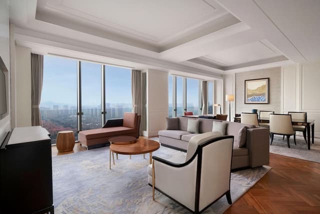 Club Suite, 1 King Bed, Lake View