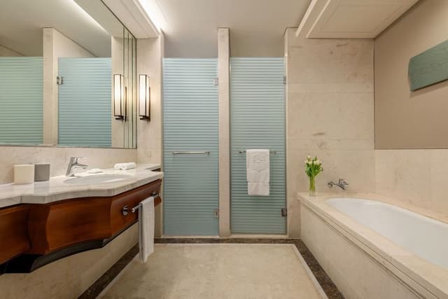 Deluxe Room, 1 King Bed, Balcony, Sea View
