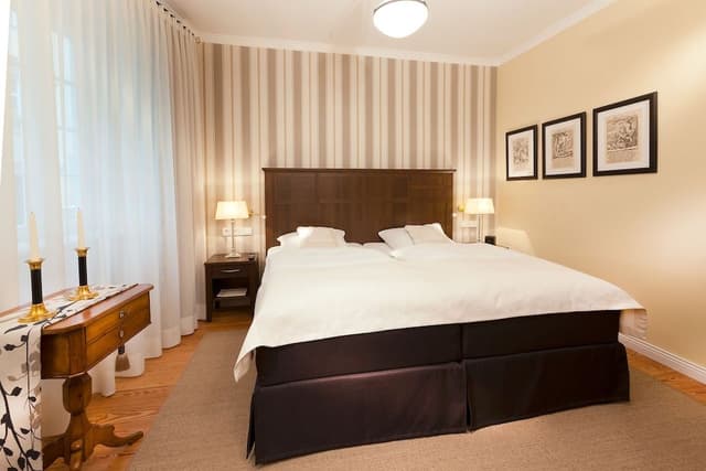 Suite, 1 King Bed, Non Smoking, Annex Building