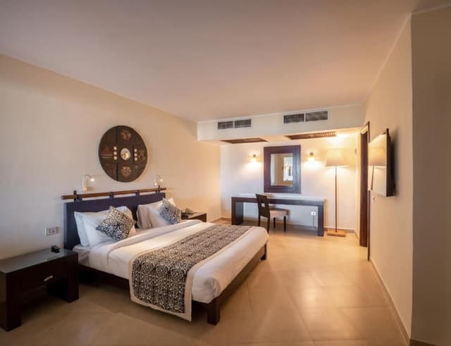 Elite Suite - West Bay (Adults Only 16+)