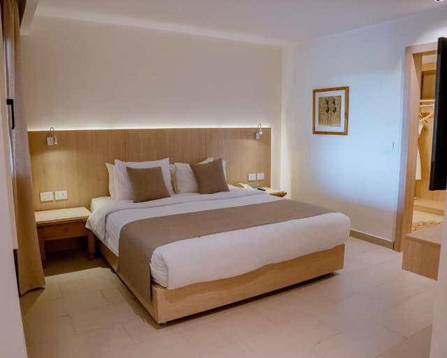 Elite Suite - West Bay (Adults Only 16+)