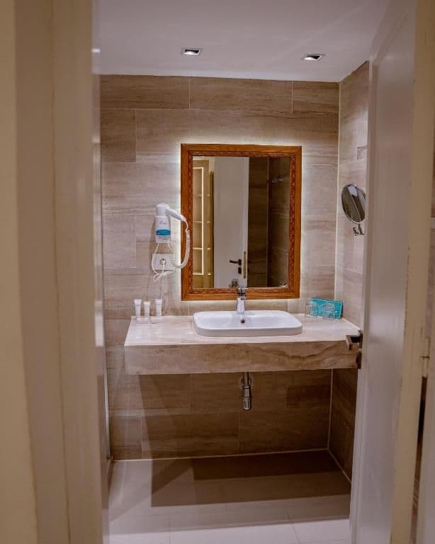 Elite Suite - West Bay (Adults Only 16+)