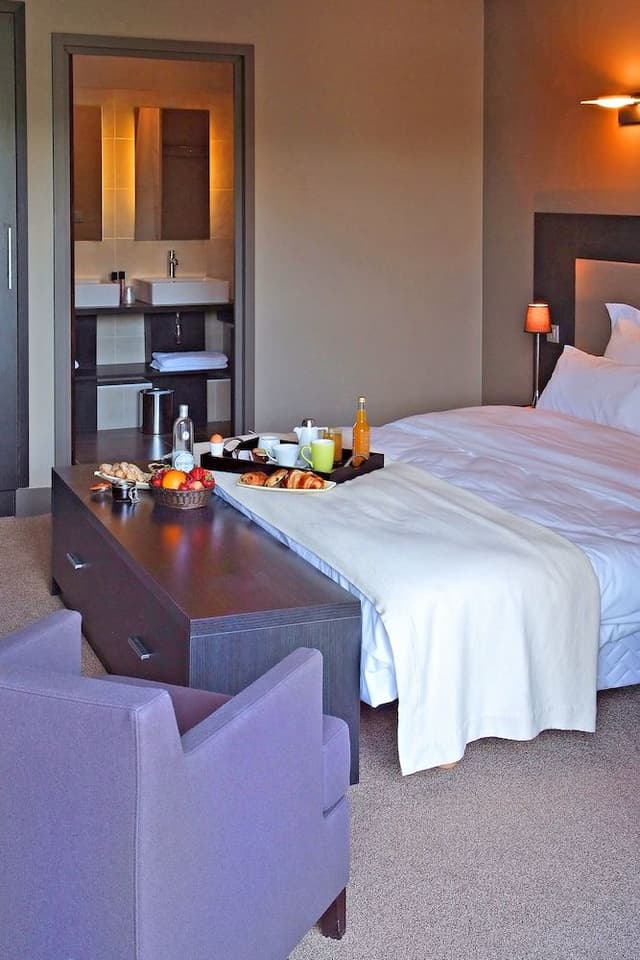 Suite, Lake View