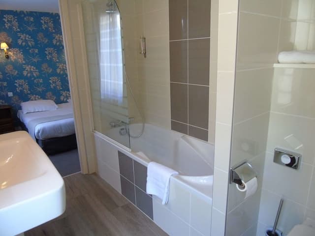 Family Room, Multiple Beds, Bathtub, Garden View