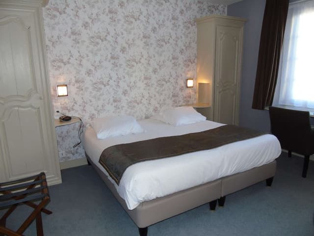 Comfort Room, 1 King Bed, Bathtub (Twin bed on request)