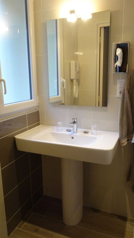Comfort Room, 1 King Bed, Bathtub (Twin bed on request)
