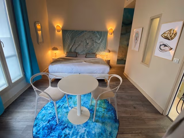 Junior Suite, 1 King Bed (côté Canal Royal)