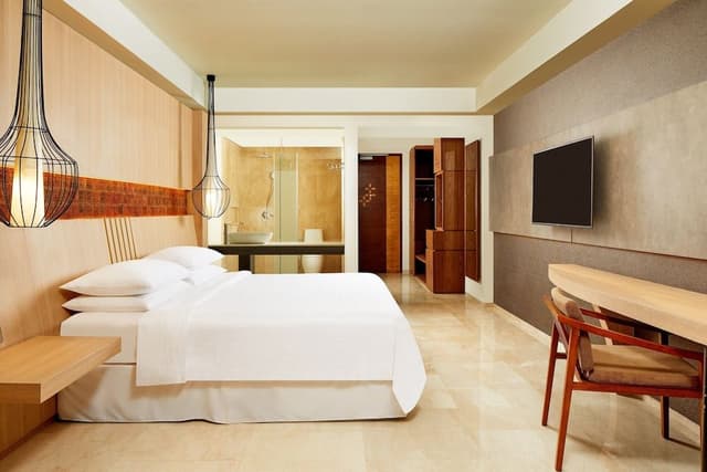 Deluxe Room, 1 King Bed, Courtyard View