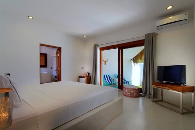 Room with Private Garden and Pool