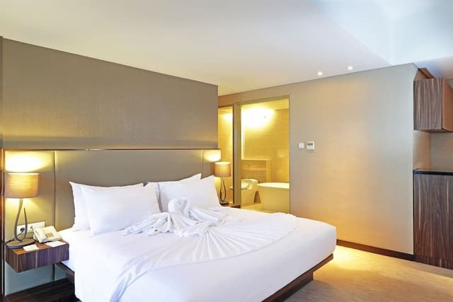 Honeymoon Suite - Smoking Room