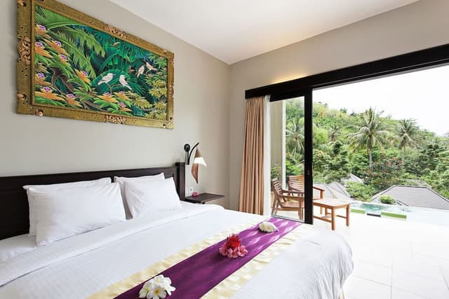 Deluxe Dahlia Double Bedroom