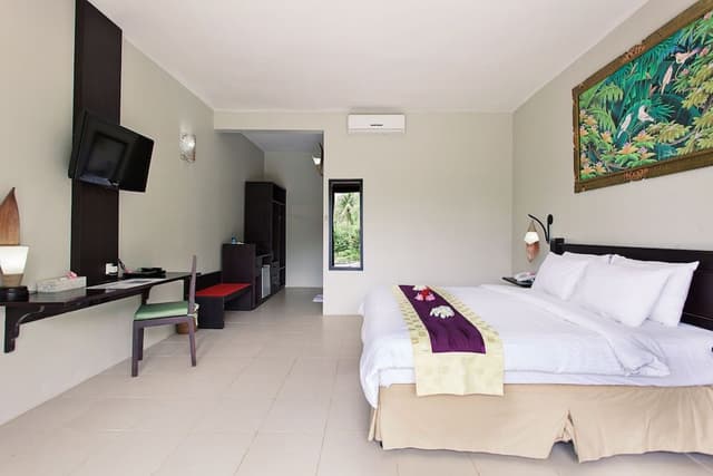 Deluxe Dahlia Double Bedroom