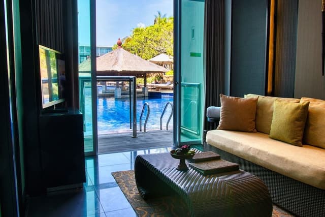 Deluxe Pool Access Suite
