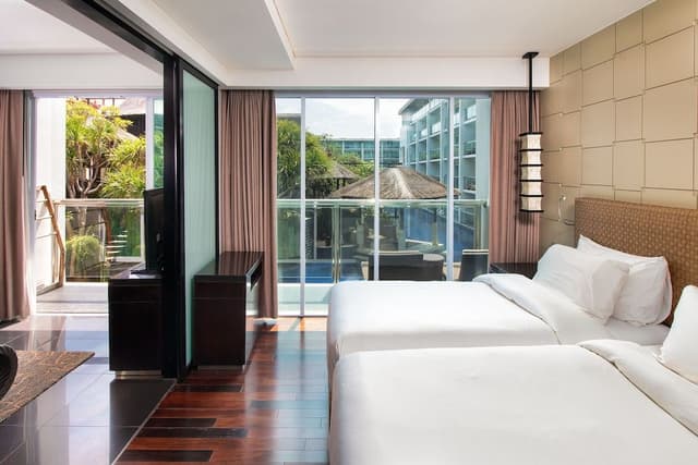 Deluxe Pool View Suite